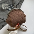Borsa a tracolla a conchiglia marrone in pelle scamosciata con cuciture a rombi e catena - Marrone