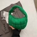 Sac à main croissant vert émeraude matelassé avec texture nuage et fermeture éclair en métal - vert foncé