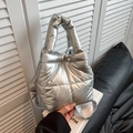 Gesteppte metallisch silberne Daunentasche mit bauschigen Griffen und Glanz-Finish - Silber