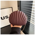 Détail de la pochette en forme d'éventail avec fermoir doré et texture bordeaux - Marron