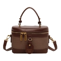 Détail du sac boîte marron montrant le mélange de cuir et tissu avec zips métalliques - Marron