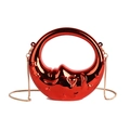 Détail du sac de soirée lune rouge avec finition métallique et chaîne dorée - Rouge