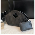 Detail der gewebten Tasche mit rautenförmigen Griffen und passendem Etui-Set - Gewebte Handtasche 2-teiliges Set / Schwarz