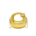 Detail van een gouden acryl avondtas met glanzende spiegelafwerking en U-vormige metalen ring - Goud