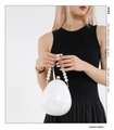 Dettaglio della borsa a uovo in acrilico bianco con manico di perle e chiusura a sfera - Stile Madreperla Bianco con Manico di Perle / Bianco