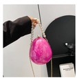 Détail du sac œuf en acrylique marbré rose avec anse en perles et chaîne dorée - Rose rouge