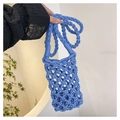 Détail du sac tricoté bleu avec texture ajourée et bandoulière épaisse tressée - Bleu