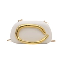Sac de soirée chic en cuir blanc avec corps en acrylique et poignée en métal doré en C - Blanc