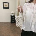 Weiße gehäkelte Handy-Umhängetasche aus Baumwolle mit Macrame-Muster und langem Schultergurt - Gebrochenes Weiß