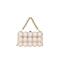 Detailopname van witte harsperlen en goudkleurig metalen frame op een elegante avondtas - Goud Wit