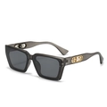 Cat-Eye-Sonnenbrille in Grau mit goldenem Blumendekor und weißem Perlendetail - C4 Mattgrauer Rahmen, einfarbig graues Glas