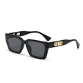 Cat-Eye-Sonnenbrille in Schwarz mit goldenem Metalldetail und Perle am Brillenbügel - C7 Mattschwarzer Rahmen, einfarbig schwarzgraues Glas
