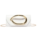 Bolso de mano blanco con detalle de anillo dorado irregular y cadena metálica - Blanco