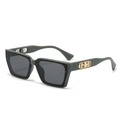 Cat-Eye-Sonnenbrille in Salbeigrün mit goldenen Blumen und Perle am Brillenbügel - C8 Mattgrüner Rahmen, einfarbig graues Glas