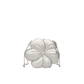 Détail de la pochette fleur argentée avec finition métallique et bandoulière chaîne - Argenté