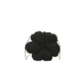 Détail de la pochette de soirée fleur noire avec une élégante bandoulière dorée - Noir