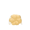 Détail du sac de soirée fleur jaune avec pétales texturés et bandoulière dorée - Doré