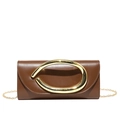 Borsa da sera in pelle marrone con fibbia in metallo dorato oversize e tracolla a catena - Marrone