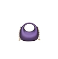 Détail du sac croissant en acrylique violet foncé avec texture mate et chaîne dorée - Violet