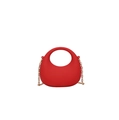 Détail du sac croissant rouge montrant la texture mate et la chaîne dorée amovible - Rouge