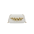 Detailsicht der weißen Lederclutch mit gewelltem Metallteil in Gold und feiner Kette - Weiß