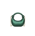 Dettaglio della borsa clutch in acrilico verde scuro con manico tondo e catena - Verde