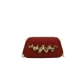 Détail de pochette de soirée rouge foncé avec garniture dorée et bandoulière chaîne - Rouge