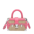 Détail du sac boîte en paille tissée avec bordure en cuir rose et coins métalliques - Rose Rouge