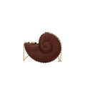 Elegante borsa da sera marrone scuro a forma di conchiglia con catena d'oro e texture - Marrone