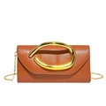 Détail de la pochette en cuir marron avec large poignée dorée et chaîne fine - Marron