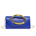 Détail du sac de soirée en cuir bleu avec poignée artistique dorée et fine bandoulière - Bleu