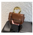 Dettaglio di borsa marrone lucida con manico artistico in metallo dorato irregolare - Marrone