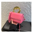 Dettaglio borsa in pelle verniciata rosa con manico fluido in metallo dorato - Rosa