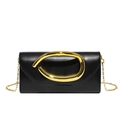 Bolso de mano minimalista en cuero negro con hebilla dorada artística y cadena elegante - Negro