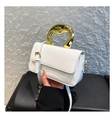 Dettaglio della borsa in pelle verniciata bianca con manico in metallo dorato unico - Bianco