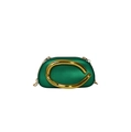 Détail du sac de soirée vert émeraude avec poignée en C dorée et chaîne serpent - Vert