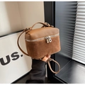 Dettaglio della borsa a scatola marrone con texture in pelle mista e chiusura in metallo - Cachi