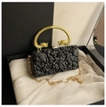 Detalle de bolso clutch de acrílico negro con diseño de grietas y asa de dragón dorado - Negro Arrugado