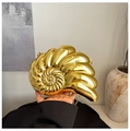Detail van een gouden avondtas in schelpvorm met een metallic spiegelglans en ketting - Goud