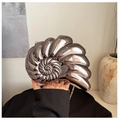 Detailweergave van nautilusvormige zilveren metallic clutch met gouden ketting - Gunmetal