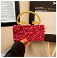 Bolso de acrílico rojo con textura de lava, asa de dragón dorado y cadena de metal - Rosa Rojo Textura de Lava