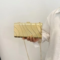 Elegante gouden avondtas met 3D-golftextuur en een fijne metalen schakelketting - Goud
