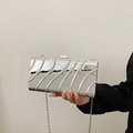 Zilveren metalen clutch met golfstructuur en kettingriem voor avondfeesten - Zilver