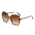 Lunettes de soleil papillon écaillées avec verres dégradés marron et détail chaîne dorée - C3 Monture Écaille Lentille Thé Dégradé