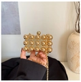 Mini gouden metalen avondtas met decoratieve kralen en een ronde bolletjes ketting - Goud