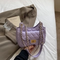 Bolso de hombro lila en cuero PU acolchado con cadena dorada y cierre de giro cuadrado - Púrpura