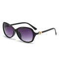 Lunettes de soleil oversize noires avec verres dégradés violets et anneau doré sur branche - Monture Noire Verres Dégradés Gris