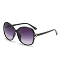 Lunettes de soleil oversize avec monture noire, verres dégradés violets et détail V doré - Monture Noire Verres Dégradés Gris