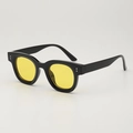 Gafas de sol retro con montura cuadrada negra gruesa y lentes amarillas brillantes - Montura Negra Lentes Amarillas