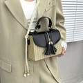 Borsa in paglia e pelle nera con nappe e tracolla in spessa corda di cotone - Nero